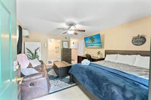 a bedroom with a bed and a ceiling fan at Mid-Century Studio Kitchenette Wi-Fi in Jacksonville