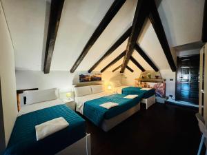 two beds in a room with beams at Premium Venice Residence in Mestre