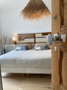 a bedroom with a bed with a wooden headboard at LES POIS SONT ROZ in Perros-Guirec