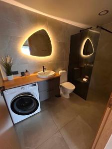 a bathroom with a washing machine and a sink at Roosi Kodumajutus in Pärnu