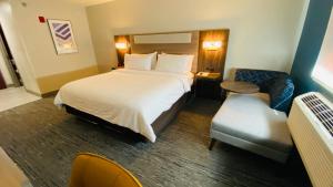 a hotel room with a bed and a chair at Holiday Inn Express Bluffton by IHG in Bluffton +46 photos