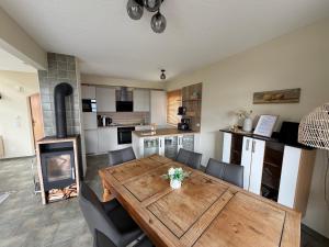 a kitchen and dining room with a wooden table and chairs at Ferienhaus Seestern direkt am Plauer See in Plau am See