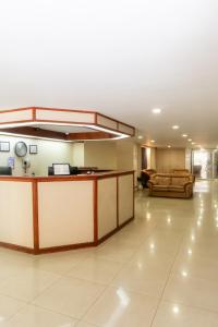 an office lobby with a reception desk and a couch at Hotel Fiesta Alteña in Tepatitlán de Morelos