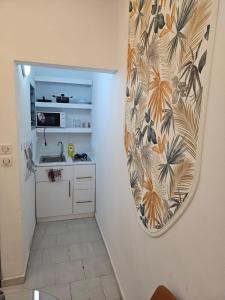 a bathroom with a sink and a mirror on the wall at 1e Studio Moderne au cœur de Cocody 7e tranche- Tout inclus in Cocody