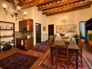 a kitchen and dining room with a table and chairs at Le Dimore della Seta - Palazzo Busdraghi in Lucca