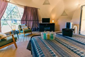 a room with two beds with drinks on a table at Peaceful Dome Getaway in the Catskills in Gilboa