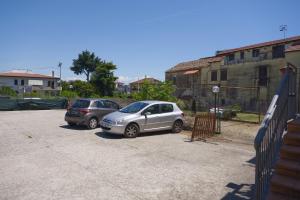 two cars parked in a parking lot next to a fence at La Parentesi in Salerno