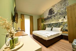 a hotel room with a bed in a room at Wald & Wiese Hornstein in Hornstein