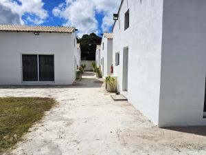 an alley between two white buildings at CASA Les Deux R da Lagoa in Jijoca de Jericoacoara +8 photos