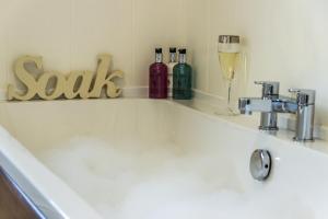 A bathroom at Ginnie's Guesthouse 