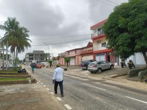 a man is walking down the street at 1e Studio Moderne au cœur de Cocody 7e tranche- Tout inclus in Cocody