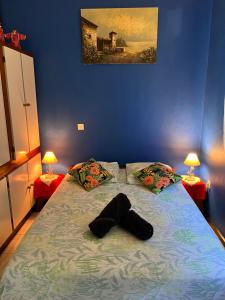 a bed with two pillows and a hat on it at Belle Maison F3 in Papeete