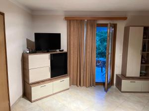a living room with a tv on a dresser at Eko Haus Tesla in Srnava