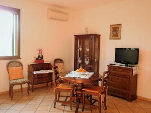 a living room with a table and a tv at Appartamento Danilla in Maratello