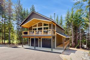 a house in the middle of the forest at Paintbrush Haven in Ronald