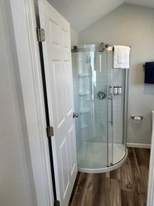 a bathroom with a shower with a glass door at Snowy Mountain Inn in Saratoga +32 photos
