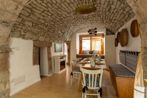 eine Küche und ein Esszimmer mit einer Steinwand in der Unterkunft Naki in Bosa