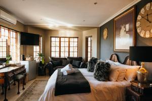 a bedroom with a bed and a living room at Cwebile Guesthouse in Winterton