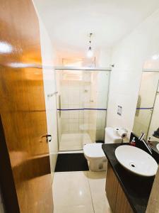 a bathroom with a shower and a toilet and a sink at Apto Térreo p/6 Pessoas Próx Aeroporto e Shopping in Várzea Grande +49 photos
