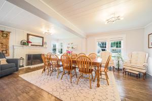 a dining room with a table and chairs at The Berlin Guesthouse in Millersburg