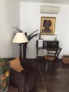 ein Wohnzimmer mit einem Sofa und einem Tisch in der Unterkunft De la suite dans les oliviers in Gallargues-Le-Montueux