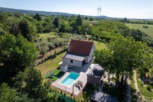 an aerial view of a house with a swimming pool at Casa Frida in Manđelos