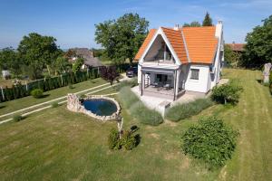 an overhead view of a small house with an orange roof at Casa Frida in Manđelos