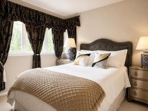 a bedroom with a large bed and a window at The Elegant & Cozy Retreat in Sammamish