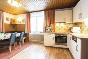 A kitchen or kitchenette at Haus Osterrieder