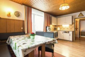 A kitchen or kitchenette at Haus Osterrieder