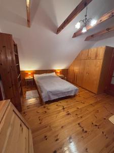 ein Schlafzimmer mit Bett und Holzboden in der Unterkunft 2 Lipy Jura in Kostkowice