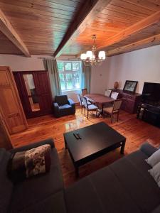 ein Wohnzimmer mit Sofa und Tisch in der Unterkunft 2 Lipy Jura in Kostkowice