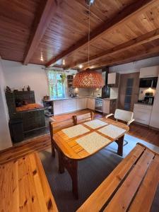 ein Wohnzimmer mit einem Tisch und einer Küche in der Unterkunft 2 Lipy Jura in Kostkowice