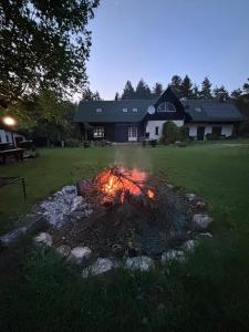 eine Feuerstelle im Hof eines Hauses in der Unterkunft 2 Lipy Jura in Kostkowice