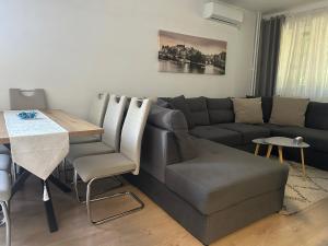 a living room with a couch and a table at Juga lux apartment in Fontana