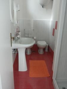 y baño con lavabo blanco y aseo. en Villa Ersilia, en Ponza