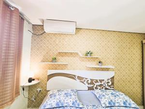 a bedroom with a bed and shelves on the wall at Apto Completo próximo Aeroporto e Shopping in Várzea Grande