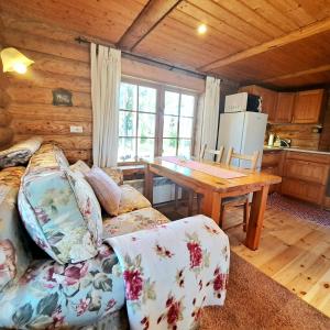 ein Wohnzimmer mit Sofa und Tisch in einer Hütte in der Unterkunft Lootuse Spa in Nõmmemaa