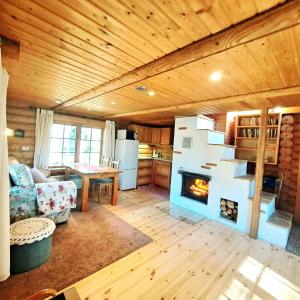 ein Wohnzimmer mit Kamin in einem Haus in der Unterkunft Lootuse Spa in Nõmmemaa