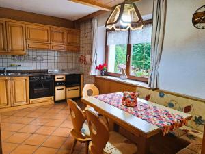 a kitchen with a table and chairs and a window at Il Nido casa vacanze in Varena