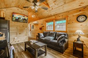 a living room with a leather couch in a cabin at Buffalo Bill in Cate crossroad
