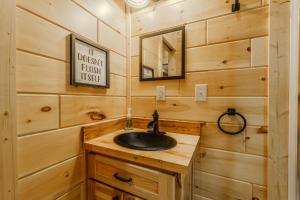a bathroom with a sink in a tiny house at Buffalo Bill in Cate crossroad
