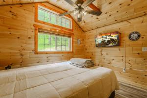 a bedroom with a bed in a log cabin at Buffalo Bill in Cate crossroad