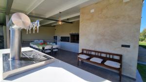 a kitchen and dining room with a dining table at Casa vacacional El Arroyo in Ferreras de Arriba