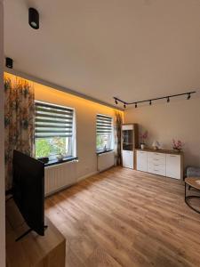 an empty living room with a flat screen tv at NOVA Apartament Podgórze in Wałbrzych