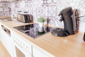 a kitchen counter with a coffeemaker and a sink at Ferienwohnung Düring in Loxstedt