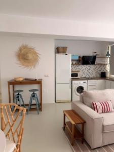 a living room with a couch and a kitchen at casArena 1 in Las Negras