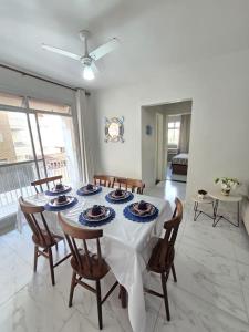 a dining room with a table with chairs and a ceiling fan at Praia Morro Katia apartamentos - Edificio Franklin Storck in Guarapari