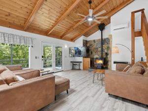 a living room with two couches and a fireplace at Hodges Hill Hideout w/ pool, spa, BBQ - Dog Friendly in Oakhurst