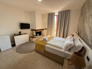 a bedroom with a bed and a large window at Holmann Haus in Olbia
